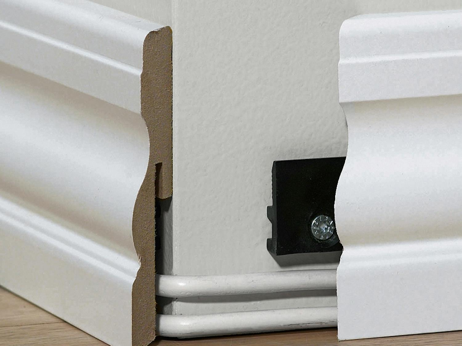 Johdot piiloon jalkalistoihin Johtojen piilotus jalkalistoihin